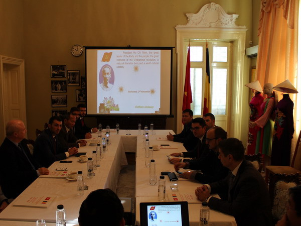 Hội thảo và triển lãm ảnh về Chủ tịch Hồ Chí Minh ở Romania ảnh 1