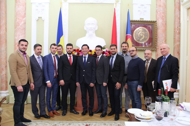 Hội thảo và triển lãm ảnh về Chủ tịch Hồ Chí Minh ở Romania ảnh 2