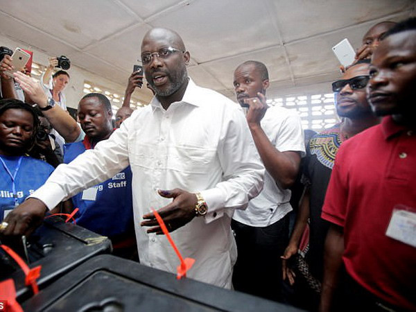 Liberia hoãn bầu cử tổng thống vô thời hạn do tình trạng gian lận ảnh 1