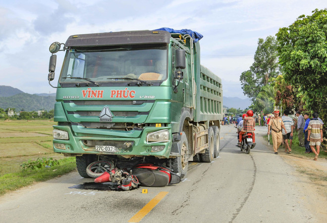 Chiếc xe máy bị kéo lê dưới gầm xe tải hơn 70m. (Ảnh: Xuân Tư/TTXVN) Điện Biên: Hai mẹ con thương vong sau va chạm giữa xe máy và xe tải ảnh 1