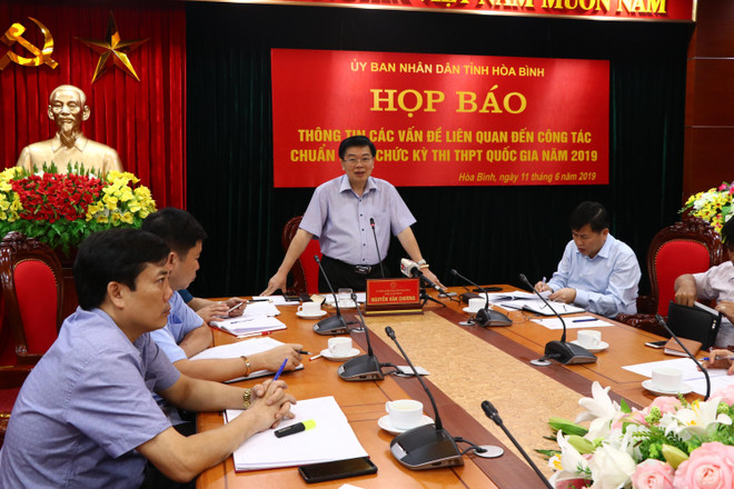 Trưởng ban chỉ đạo kỳ thi THPT Quốc gia tỉnh Hòa Bình, Phó Chủ tịch Ủy ban Nhân dân tỉnh Nguyễn Văn Chương chủ trì buổi họp báo. (Ảnh: Nhan Sinh/TTXVN) Hòa Bình cơ bản thẩm tra, xác minh xong tiêu cực trong kỳ thi 2018 ảnh 1