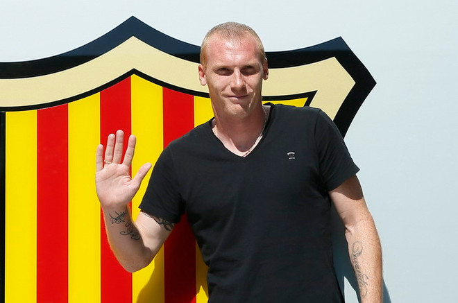 Ban lãnh đạo Barcelona bị chỉ trích vì vụ mua Jeremy Mathieu ảnh 1