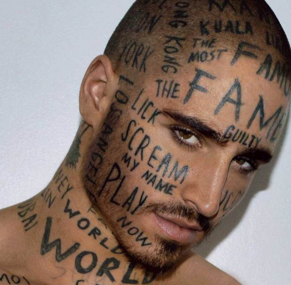 Người mẫu nam xăm chữ kín mặt để mong sớm được nổi tiếng ảnh 1