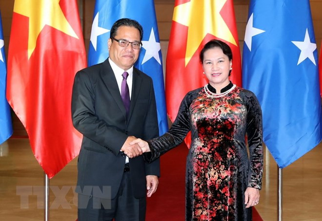 Chủ tịch Quốc hội Nguyễn Thị Kim Ngân và Chủ tịch Quốc hội Liên bang Micronesia Wesley W. Simina trước khi hội đàm. (Ảnh: Trọng Đức/TTXVN) Sự kiện trong nước 4-10/6: Lùi thời gian thông qua dự án Luật đặc khu ảnh 3