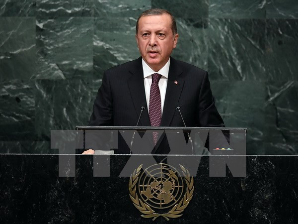 Tổng thống Thổ Nhĩ Kỳ Recep Tayyip Erdogan phát biểu tại phiên họp Đại Hội đồng Liên hợp quốc ở New York, Mỹ ngày 20/9. (Nguồn: AFP/TTXVN) Tổng thống Thổ Nhĩ Kỳ chỉ trích và tuyên bố "vỡ mộng" về Mỹ ảnh 1