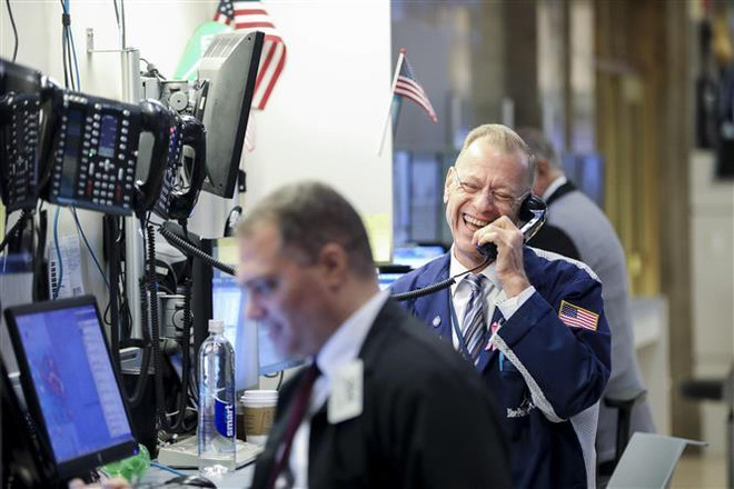 Chứng khoán Mỹ chứng kiến 'cú lội ngược dòng' sau bình luận từ Fed ảnh 1