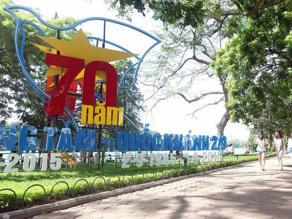 Đường phố Hà Nội rực rỡ sắc màu chuẩn bị đón ngày Quốc khánh ảnh 1