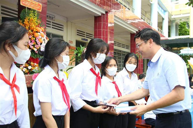 Bến Tre: Tiếp sức cho học sinh nghèo đến trường, thắp sáng tương lai ảnh 1