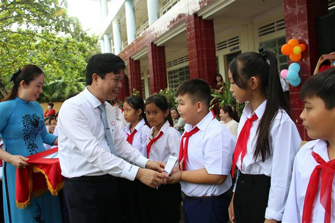 Bến Tre: Tiếp sức cho học sinh nghèo đến trường, thắp sáng tương lai ảnh 2