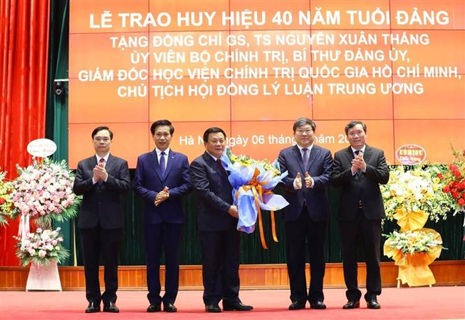 Trao Huy hiệu 40 năm tuổi Đảng tặng Giáo sư-Tiến sỹ Nguyễn Xuân Thắng ảnh 3