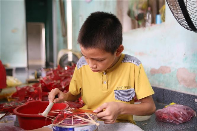 Lấp lánh ánh đèn ông sao Trung Thu ở làng nghề hơn 100 tuổi ảnh 2