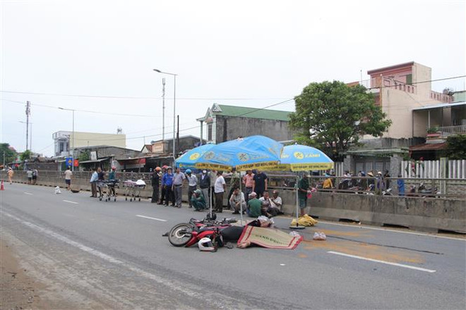 Quảng Ngãi: Va chạm với xe tải và ôtô đầu kéo, hai bố con tử vong ảnh 1