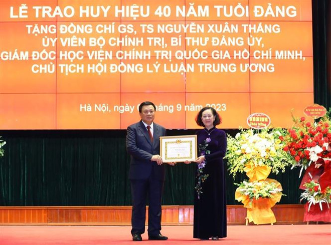 Trao Huy hiệu 40 năm tuổi Đảng tặng Giáo sư-Tiến sỹ Nguyễn Xuân Thắng ảnh 1