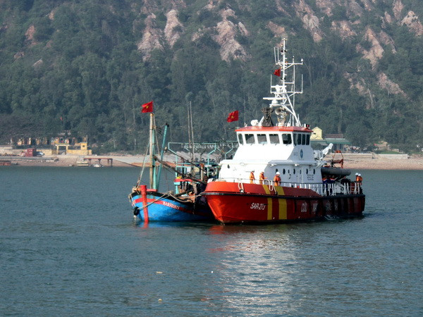 Cứu hộ kịp thời 8 thuyền viên gặp nạn tại vùng biển Hà Tĩnh ảnh 1