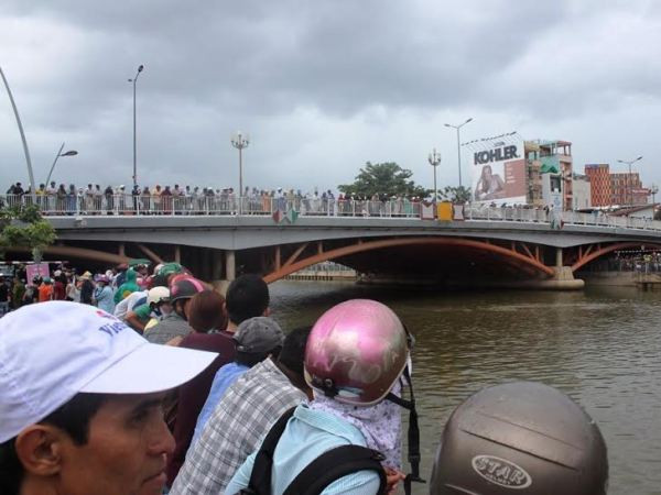 Một người phụ nữ bất ngờ nhảy xuống kênh Nhiêu Lộc-Thị Nghè ảnh 2