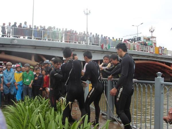 Một người phụ nữ bất ngờ nhảy xuống kênh Nhiêu Lộc-Thị Nghè ảnh 1