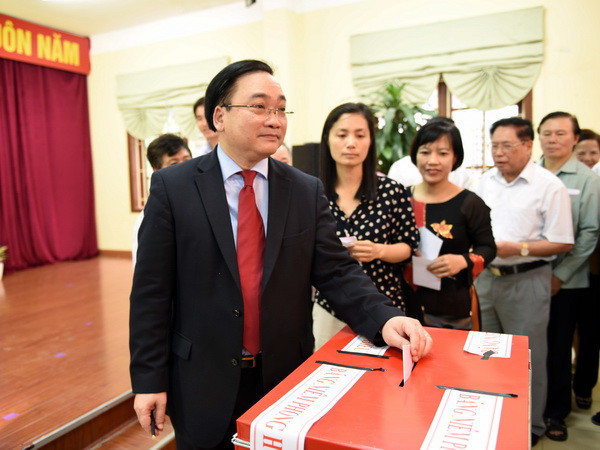 Người dân Thủ đô phấn khởi thực hiện quyền cử tri của mình ảnh 1