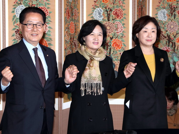 Lãnh đạo đảng Dân chủ đối lập Choo Mi-ae (giữa) tại Seoul ngày 9/11. (Nguồn: EPA/TTXVN) Hàn Quốc: Phe đối lập tìm cách đẩy nhanh việc luận tội tổng thống ảnh 1
