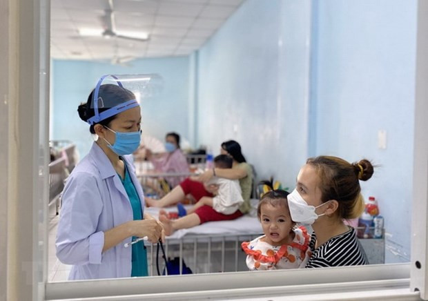Các bệnh nhi nhập viện do sốt xuất huyết tại Bệnh viện Nhi đồng 2, Thành phố Hồ Chí Minh. (Ảnh: Đinh Hằng/TTXVN) Ngành y tế Thành phố Hồ Chí Minh đối mặt với nhiều nguy cơ, thách thức ảnh 1