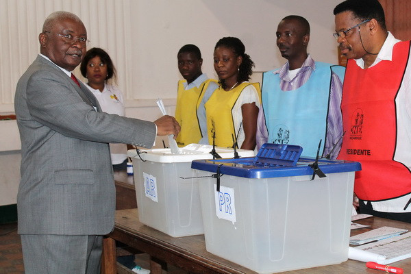 Tổng thống Mozambicque Armando Guebuza (trái) bỏ phiếu tại một điểm bầu cử ở thủ đô Maputo ngày 15/10. (Nguồn: AFP/TTXVN) Công bố kết quả sơ bộ cuộc bầu cử Tổng thống ở Mozambique ảnh 1