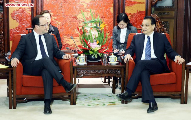 Tổng thống Pháp Francois Hollande (trái) và Thủ tướng Trung Quốc Lý Khắc Cường. (Nguồn: THX) Pháp-Trung Quốc cam kết thúc đẩy quan hệ song phương ảnh 1