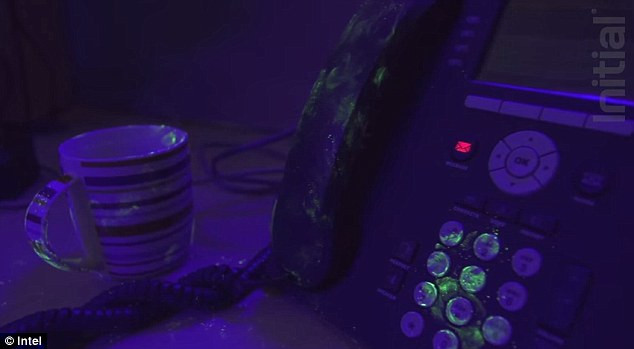 Cận cảnh mức độ mất vệ sinh khi ăn uống tại bàn làm việc ảnh 3