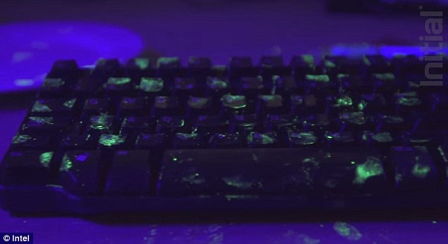 Cận cảnh mức độ mất vệ sinh khi ăn uống tại bàn làm việc ảnh 2