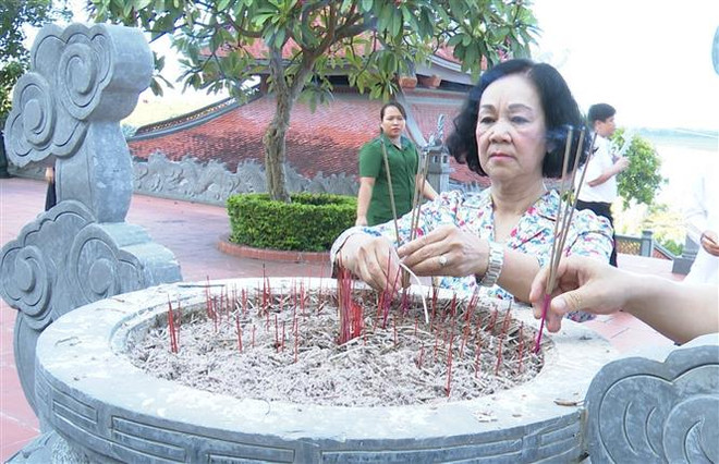 Bà Trương Thị Mai dâng hương viếng các anh hùng, liệt sỹ. (Ảnh: TTXVN phát) Các hoạt động nhân kỷ niệm 75 năm ngày thương binh liệt sỹ ảnh 1