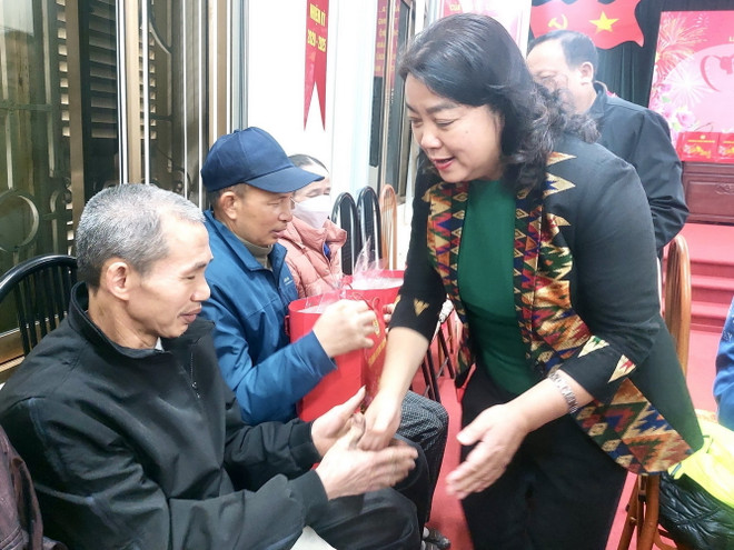 Phó Chủ tịch Liên đoàn Lao động thành phố Hà Nội Nguyễn Thị Thu Thủy trao quà Tết cho công nhân có hoàn cảnh khó khăn. (Ảnh: Minh Nghĩa/TTXVN) trao qua cho nguoi co hoan canh kho khan.jpg