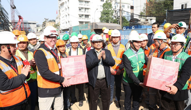 Thủ tướng Phạm Minh Chính chúc Tết người lao động đang thi công Dự án đầu tư xây dựng tuyến đường sắt đô thị Nhổn-Ga Hà Nội. (Ảnh: Dương Giang/TTXVN) thu tuong tham cong nhan2.jpg
