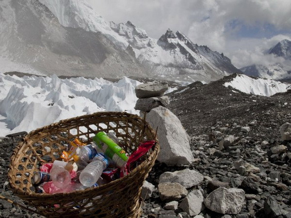 Nepal: Mỗi người leo núi Everest phải dọn về 8kg rác thải ảnh 1