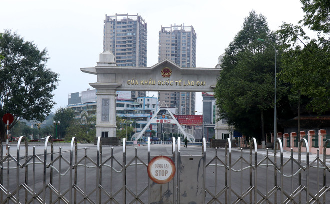 Khu vực cửa khẩu quốc tế Lào Cai. (Ảnh: Quốc Khánh/TTXVN) Vụ án “Buôn lậu” tại cửa khẩu Lào Cai: Khởi tố 3 cán bộ hải quan ảnh 1