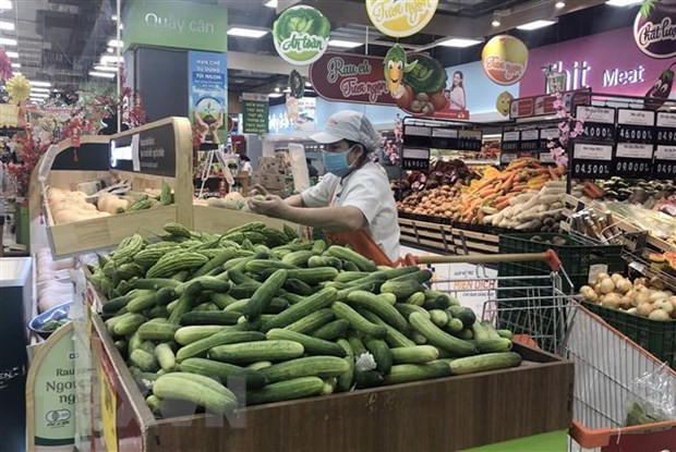 Nhân viên siêu thị tại Thành phố Hồ Chí Minh liên tục cung ứng hàng hóa lên quầy, kệ. (Ảnh: Mỹ Phương/TTXVN) Hàng hóa 3 ngày Tết đủ nguồn cung, không xảy ra găm hàng, ép giá ảnh 1