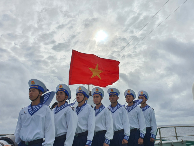 Những chiến sỹ hải quân trẻ tuổi ra Trường Sa nhận nhiệm vụ tháng 1/2023. (Ảnh: Nguyễn Cúc/TTXVN) Những cánh thư “vượt sóng” ra nơi đảo tiền tiêu Trường Sa ảnh 3