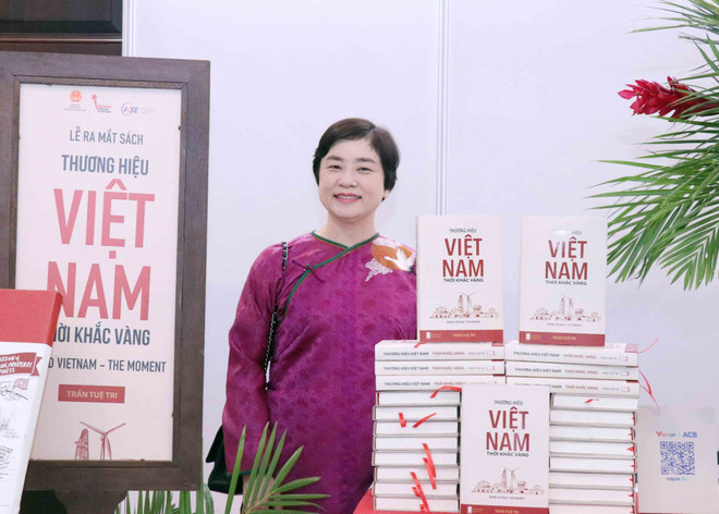 Bà Trần Tuệ Tri, kiều bào Singapore bên cuốn sách viết đầu tiên về thương hiệu quốc gia dưới góc nhìn thực tế từ Việt Nam. (Ảnh: Xuân Khu/TTXVN) Kiều bào và khát vọng cống hiến cho cội nguồn, đất nước ảnh 4