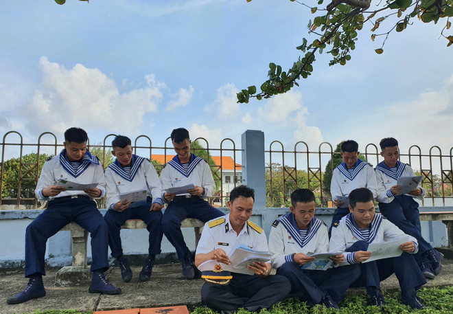 Các cán bộ, chiến sỹ đảo Trường Sa đọc thư của các em học sinh gửi từ Hà Nội. (Ảnh: Nguyễn Cúc/TTXVN) Những cánh thư “vượt sóng” ra nơi đảo tiền tiêu Trường Sa ảnh 1