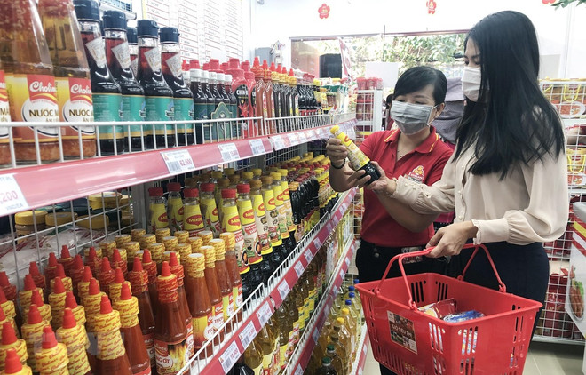 Khách mua sắm tại cửa hàng Vissan. (Ảnh: Mỹ Phương/TTXVN) Hàng hóa 3 ngày Tết đủ nguồn cung, không xảy ra găm hàng, ép giá ảnh 2