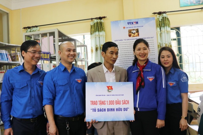 Trao tặng Tủ sách khuyến học Đinh Hữu Dư và khởi động Tháng Thanh niên ảnh 1