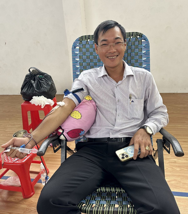 Anh Nguyễn Văn Dương tham gia hiến máu nhân đạo lần thứ 63 tại thành phố Rạch Giá, tỉnh Kiên Giang vào tháng 7/2024. (Ảnh: Lê Sen/TTXVN) ttxvn_tam_guong_sang_trong_phong_trao_hien_mau_nhan_dao_o_kien_giang_2.jpg