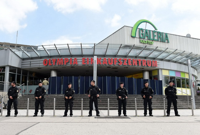 Cảnh sát Đức gác tại trung tâm thương mại Olympia ngày 23/7. (Nguồn: AFP/TTXVN) Vụ xả súng Munich: Hung thủ lên kế hoạch từ một năm trước ảnh 1