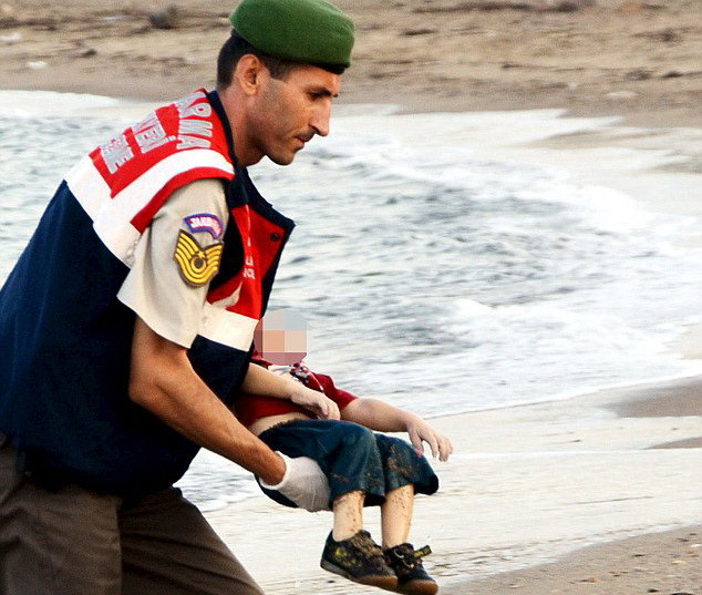 Hình ảnh cuối cùng của em bé người Syria bị chết đuối gây ám ảnh ảnh 2