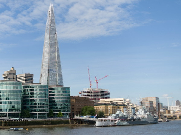 Tháp Shard ở London. (Nguồn: AFP/TTXVN) Thâm hụt thương mại của Anh vẫn tiếp tục tăng cao ảnh 1
