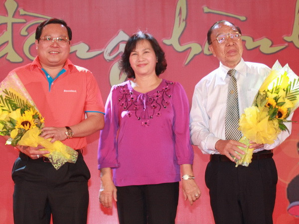 Tặng quà Tết cho 6.200 cụ già neo đơn và trẻ em mồ côi ảnh 1