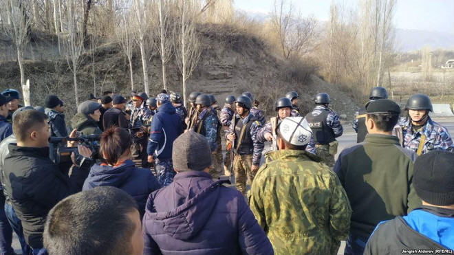 Đụng độ ở biên giới Kyrgyzstan-Tajikistan, nhiều người thương vong ảnh 1