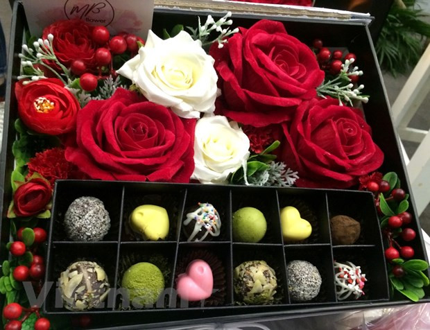 Một set quà ngọt ngào cho ngày Valentine với hoa và chocolate. (Ảnh: Mai Mai/Vietnam+) Sôi động thị trường hoa tươi và quà tặng cho ngày Valentine ảnh 1