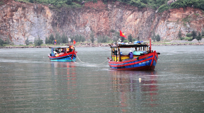 Cứu 2 ngư dân Quảng Nam trôi dạt trên biển sau khi tàu cá bị chìm ảnh 1