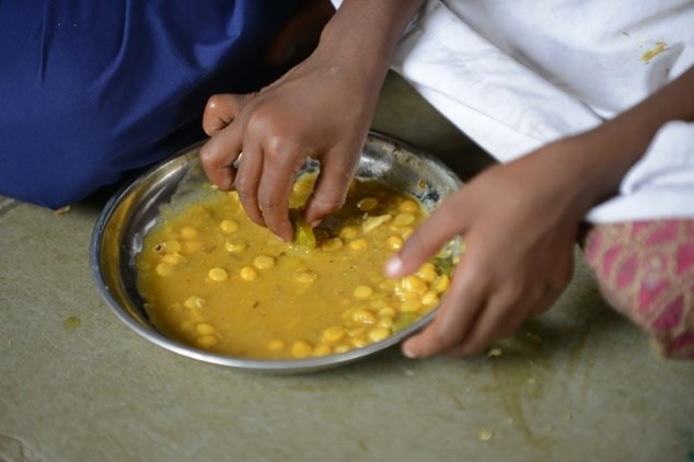 [Video] Tràn ngập đồ ăn không đảm bảo vệ sinh trước cổng trường ảnh 1