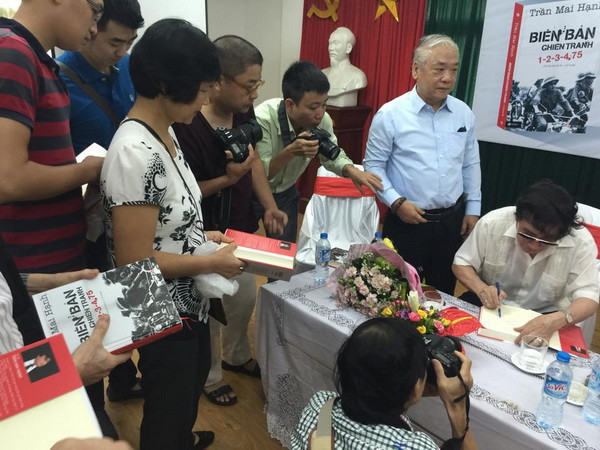 Ra mắt cuốn "Biên bản chiến tranh 1-2-3-4.75" bản đặc biệt ảnh 3