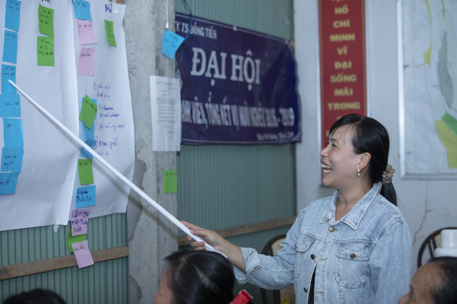 Những người nông dân này đã sử dụng miếng giấy ghi chú nhỏ, dán trên những tờ giấy A0 thực hành một loại công cụ tư duy.(Ảnh: PV/Vietnam+) Bài 2: Hóa giải “bài toán tuyến tính” về sinh kế bằng công cụ tư duy ảnh 2