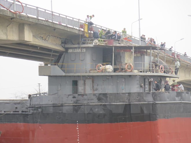 Hải Dương: Ôtô dưới 16 chỗ được phép qua cầu bị đâm gãy dầm ảnh 1